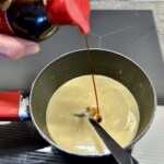 w rondelku gotuje się curry w mleczku kokosowym