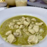 szybkie curry z kurczakiem na talerzu na ryżu