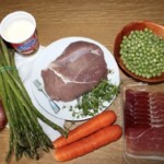 Wiosenny gulasz cielęcy ze szparagami i groszkiem