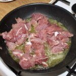 na patelni smaży się pokrojone w kostkę mięso