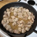 na patelni smaży się pokrojone w kostkę mięso