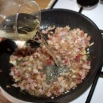 na patelni smaży się krojony boczek