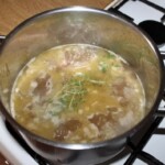 Wiosenny gulasz cielęcy ze szparagami i groszkiem