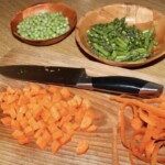 marchewka krojona leży na desce kuchennej