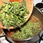 Wiosenny gulasz cielęcy ze szparagami i groszkiem