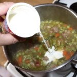 Wiosenny gulasz cielęcy ze szparagami i groszkiem