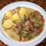 Wiosenny gulasz cielęcy ze szparagami i groszkiem