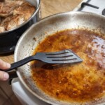 żeberka wieprzowe w kawałkach obsmażane są na dużej patelni