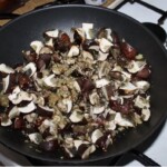 na patelni smażą się pokrojone świeże podgrzybki