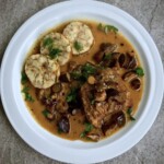 Żeberka w sosie grzybowym z podgrzybków na talerzu