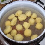 w dużym garnku gotują się ziemniaki