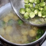 w garnku gotują się ziemniaki i brukselka