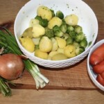 ugotowane oi odcedzone ziemniaki i brukselka w misce