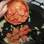 na patelni smażą się plasterki kiełbasek dwebreczynek