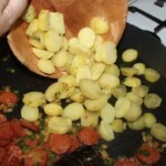 Ziemniaki smażone z kiełbasą oraz brukselką