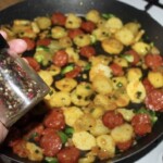 Ziemniaki smażone z kiełbasą oraz brukselką