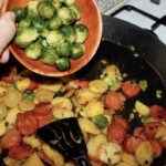 Ziemniaki smażone z kiełbasą oraz brukselką