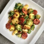 Ziemniaki smażone z kiełbasą oraz brukselką