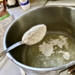 przygotowanie sosu beszamelowego w garnku