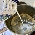 przygotowanie sosu beszamelowego w garnku