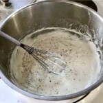 przygotowanie sosu beszamelowego w garnku