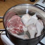 w dużym garnku znajdują się kawałki mięsa na zupę