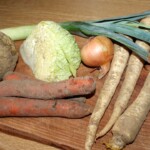 warzywa korzeniowe na zupę na desce kuchennej