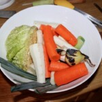 obrane warzywa korzeniowe w białej misce