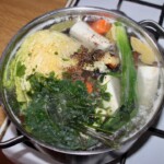 w dużym garnku gotuje się rosół drobiowy