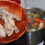 ugotowany rosół drobiowy w garnku