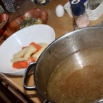 odcedzony rosół w garnku