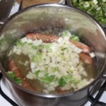 zupa jarzynowa z frankfurterkami i kalafiorem w garnku