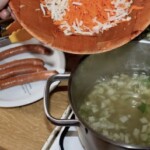 zupa jarzynowa z frankfurterkami i kalafiorem gotuje się w garnku