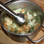 zupa jarzynowa z frankfurterkami i kalafiorem jest miksowana