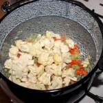 w dużym garnku smażą się drobno pokrojone warzywa