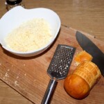 starty oscypek na drewnianej desce