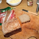 chleb i szynka do zrobienia grzanek