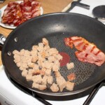 na patelni smaży się chleb na grzanki