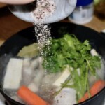 w garnku gotuje się rosół z kurczaka