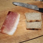 plastry szynki szwarcwaldzkiej na desce drewnianej