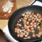 na patelni smażą się grzanki