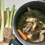 ugotowany rosół z kurczaka w garnku