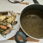 odcedzony rosół z kurczaka w garnku