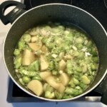 Zupa krem z pora gotuje się w garnku