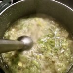 miksowanie blenderem zupy z pora w garnku