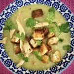 Zupa krem z pora z grzankami na talerzu