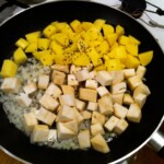 na patelni smaży się pokrojony w kostkę seler korzeniowy i ziemniaki