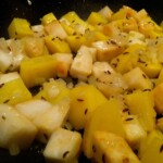 na patelni smaży się pokrojony w kostkę seler korzeniowy i ziemniaki