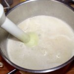 Zupa krem ze szparagów jest miksowana w garnku