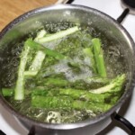 w garnku gotują się zielone szparagi